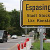 Noch ist der Bahnübergang in Espasingen offen und der Verkehr fließt ungebremst: Die Sperrung der Gleise, die eigentlich für ...