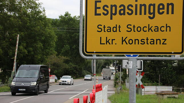 Noch ist der Bahnübergang in Espasingen offen und der Verkehr fließt ungebremst: Die Sperrung der Gleise, die eigentlich für ...