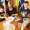 Passend zum Thema Händewaschen stellen die Kinder in der Kita St. Antonius Knetseife her. Bild: Kindertagesstätte St. Antonius