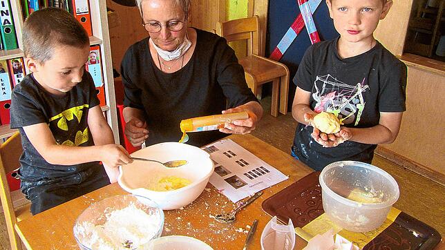 Passend zum Thema Händewaschen stellen die Kinder in der Kita St. Antonius Knetseife her. Bild: Kindertagesstätte St. Antonius