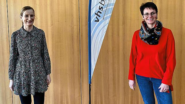 Sandra Hutmacher (links) und Ira Barth freuen sich auf die neuen Aufgaben, die sie mit der kommissarischen Leitung der VHS Baar übernehmen.