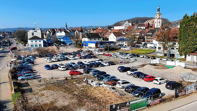 Blick auf den Schotterparkplatz am Tiengener Sulzerring. Hier soll das Klettgau-Carré gebaut werden. Wann ist nach wie vor unklar.