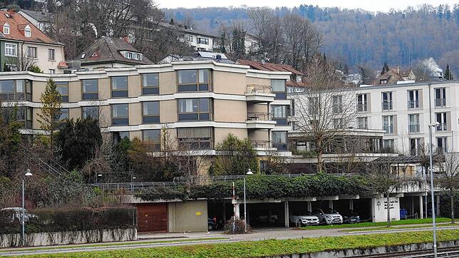 Das frühere Heimgebäude des Matthias-Claudius-Hauses (Vordergrund) steht seit Jahren leer und ist dem Verfall preisgegeben. Der neue ...