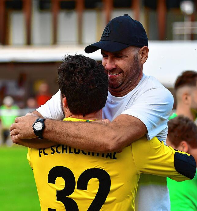 Schön, bist du wieder da: Trainer Michael Gallmann (hier ein Archivbild) freute sich, dass er den verspätet zurück gekehrten Schlussmann ...