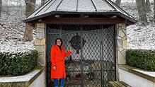 An Heiligabend wird an der Kreuzerhöhungskapelle eine Andacht gefeiert, unter anderem initiiert von Christine Keller. Bild:  Ursula Harder