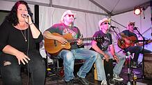 Die „Unplugged DeVilles“ bei einem ihren letzten Auftritte beim Markdorfer Stadtfest (von links): Nadine Immeke, Denis Semenik, Michael ...