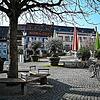 Eine Frau sitzt am leeren Augustinerplatz unter einem Baum. Die Stadt Freiburg erlässt wegen der Corona-Pandemie eine Ausgangssperre für ...