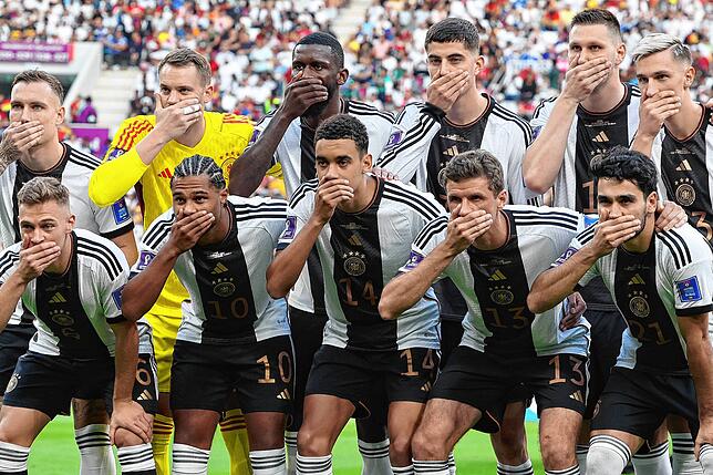 Die deutsche Mannschaft sendet vor dem Spiel gegen Japan ein Zeichen an die Fifa.