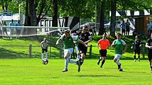 Die DJK Villingen (der dreifache Torschütze Kevin Kärcher, links) stürmte zum 4:0-Erfolg über den FC Hochemmingen (Sandro Jock).