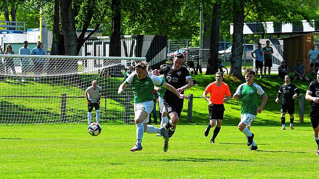 Die DJK Villingen (der dreifache Torschütze Kevin Kärcher, links) stürmte zum 4:0-Erfolg über den FC Hochemmingen (Sandro Jock).