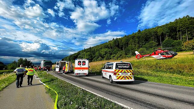 Zahlreiche Einsatzkräfte sind am Dienstagabend am Unfallort auf der Bundesstraße 34.