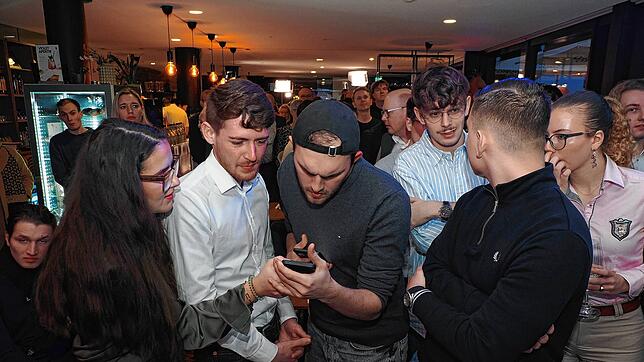 Bei der Wahlparty der CDU zur Bundestagswahl 2025 im Restaurant „Lima“ in Konstanz: Mitglieder und Freunde verfolgen gespannt die ersten ...