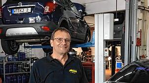 Joachim Moser, ist seit 40 Jahren Kfz-Meister und arbeitet mit 66¦Jahren noch immer in seinem Betrieb in Bonndorf mit.