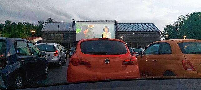 So sieht Autokino vom eigenen Fahrzeug aus – die Sicht auf die zwölf mal sechs Meter große Leinwand war nicht gestört. Das Foto ...
