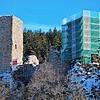 Der Nordturm (genannt Weißenburg) und die Mauern der Ruine Roggenbach sind saniert, der eingerüstete Südturm (Grüningen) wird in diesem ...