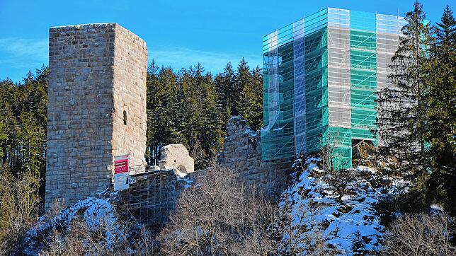 Der Nordturm (genannt Weißenburg) und die Mauern der Ruine Roggenbach sind saniert, der eingerüstete Südturm (Grüningen) wird in diesem ...