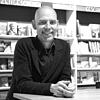 Der bekannte Singener Buchhändler Christoph Greuter ist tot. Das Archivbild vom April 2022 zeigt ihn in seiner Buchhandlung in Singen.