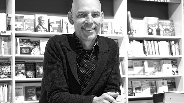 Der bekannte Singener Buchhändler Christoph Greuter ist tot. Das Archivbild vom April 2022 zeigt ihn in seiner Buchhandlung in Singen.