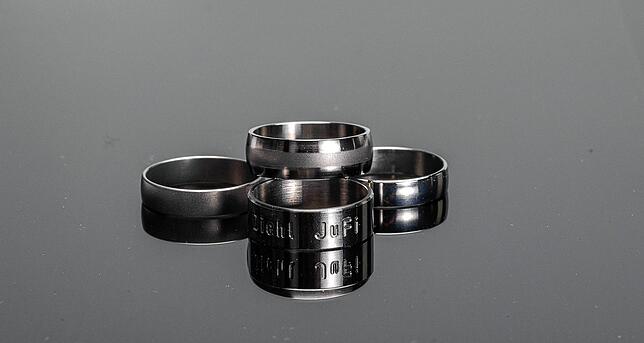 Ringe mit einer persönlichen Gravur. Auch sie wurden von Diehl-Mitarbeitern in Auftrag gegeben.
