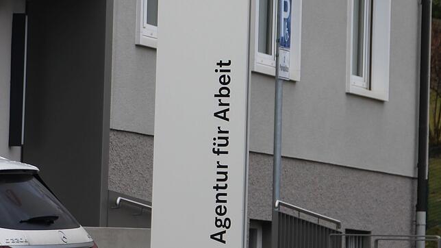 Für Juni meldet die Agentur für Arbeit eine steigende Arbeitslosigkeit, vornehmlich durch der Registrierung hunderter Flüchtlinge aus ...