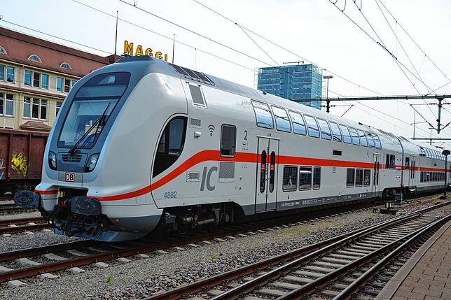 Ein IC fährt in den Singener Bahnhof ein. In einem ähnlichen Zug saßen zu Wochenbeginn viele Menschen fest, da er aufgrund einer ...
