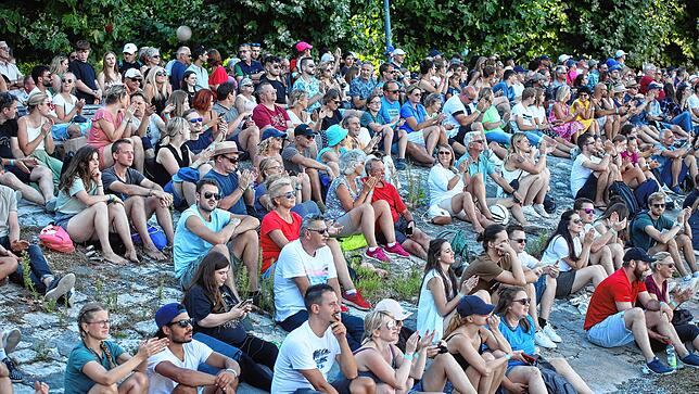 Viele, viele Besucher: Programm-Höhepunkte wie die Wasserski-Show sind es, die die Menschen aufs Seenachtfest locken.