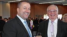 Bürgermeister Ralf Meßmer (links) und sein Amtsvorgänger Karl-Heinz Beck beim Neujahrsempfang in Oberteuringen.