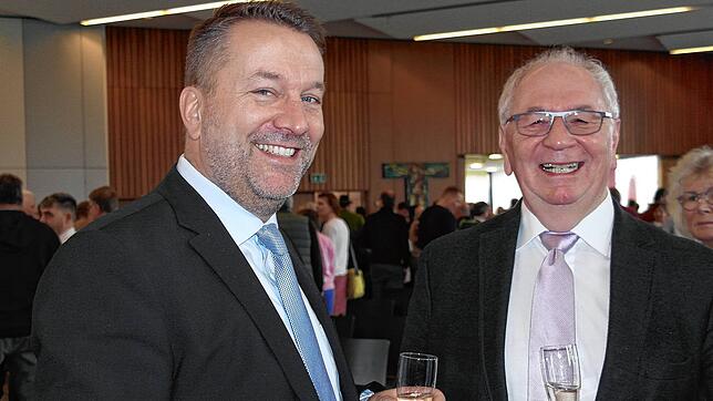 Bürgermeister Ralf Meßmer (links) und sein Amtsvorgänger Karl-Heinz Beck beim Neujahrsempfang in Oberteuringen.