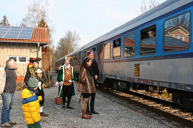 Bild 16: Erster Halt nach 50 Jahren! Bilder von der Eröffnung des Haltepunktes Zizenhausen