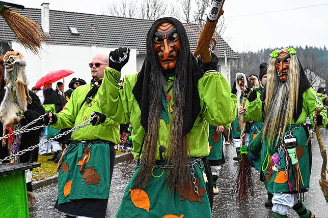 Trotz des Nieselregens haben am Sonntag vor der heißen Fasnachtsphase tausende Narren und Zuschauer den großen Umzug in Schwerzen gefeiert.