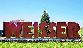 Der Firmenschriftzug der Firma J.G. Weisser an der Bundesstraße. Obwohl das Unternehmen aktuell in Insolvenz in Eigenverwaltung ist, ...