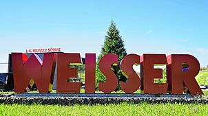 Der Firmenschriftzug der Firma J.G. Weisser an der Bundesstraße. Obwohl das Unternehmen aktuell in Insolvenz in Eigenverwaltung ist, ...