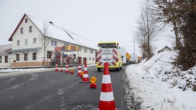 Die Ortsdurchfahrt Altheim war, von Ahäusle kommend, für einige Stunden nicht befahrbar, weil zwei Schwerlasttransporter angehalten ...