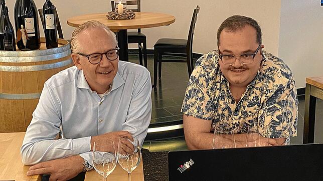 Mit digitalen Weinseminaren gehen Georg Netzhammer (links) und Kellermeister Alexander Schira vom Hohentengener Weingut Engelhof neue ...