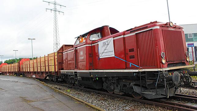 19 Jahre nach der Einstellung des Güterverkehrs nach Pfullendorf ist jetzt zum ersten Mal wieder ein Güterzug in die Linzgaustadt ...
