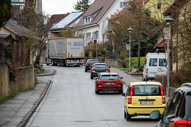Laster sind gehalten, die Umleitung schon zuvor in Richtung Geisingen zu umfahren. Dennoch sind etliche jetzt auch in Pfohren unterwegs. ...