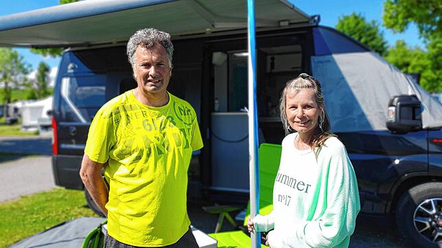 Ursula Schenker und Harald Kukla aus Esslingen haben sich in der Pandemie ein Wohnmobil gekauft, mit dem sie nun öfter am Bodensee ...