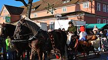 Wenn der Nikolaus in der Pferdekutsche kommt wie hier im Jahre 2019, dann ist der Christkindlemarkt eröffnet.