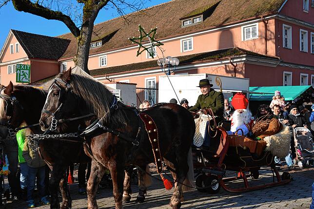 Wenn der Nikolaus in der Pferdekutsche kommt wie hier im Jahre 2019, dann ist der Christkindlemarkt eröffnet.