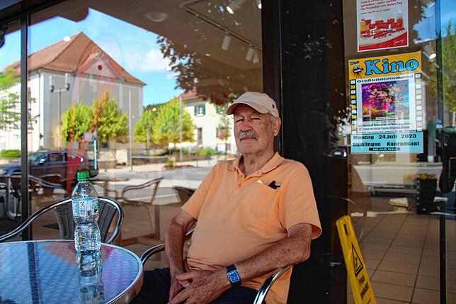 Roland von Briel (83) aus Stühlingen gehört zu den regelmäßigen Kunden des neuen Lebensmittelgeschäfts C & L in Stühlingen. Er trinkt ...