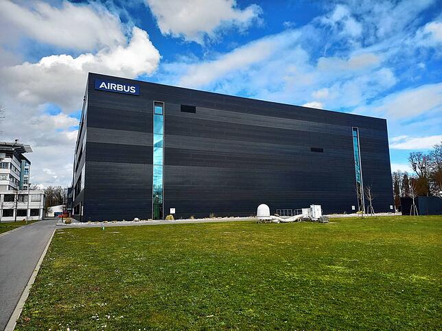 Airbus Standort Immenstaad: Der Reinraum zur Satellitenproduktion hier ist der Größte in ganz Europa.