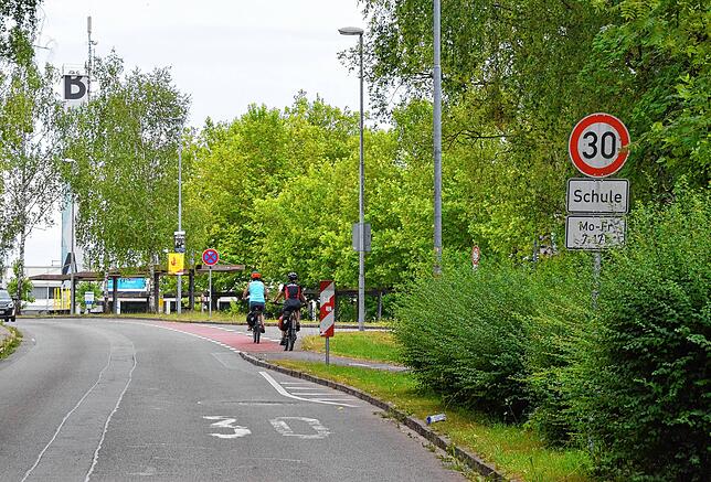 Der Gemeinderat hat seine Entscheidung über den geplanten Lückenschluss der Tempo-30-Bereiche zwischen den Schulwegen vertagt. Dieses ...