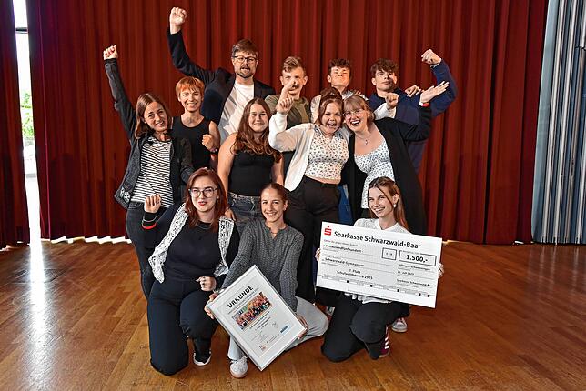 Das Schwarzwald-Gymnasium Triberg hat allen Grund zum Jubeln: 1500 bekommt die Schule für einen neuen Pausenraum.