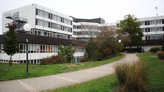 Das Spital Bad Säckingen im Herbst 2018: Im EG sollen mit der Verwirklichung des Campus Verwaltung, Empfang sowie Facharztpraxen und ...