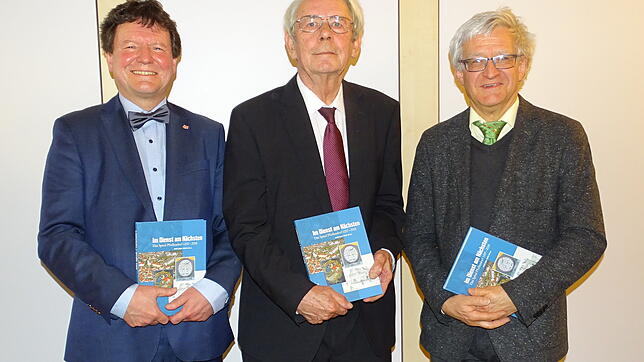 Edwin Ernst Weber und die Mitautoren Peter Schramm und Ludwig Ohngemach (von links) freuten sich über die enorme Resonanz.