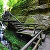 Das soll wieder möglich werden: Ein Steg durch die Marienschlucht wie vor der Sperrung, nachdem im Mai 2015 ein Erdrutsch niedergegangen ...