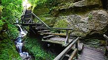 Das soll wieder möglich werden: Ein Steg durch die Marienschlucht wie vor der Sperrung, nachdem im Mai 2015 ein Erdrutsch niedergegangen ...