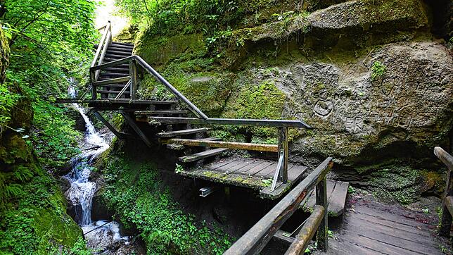 Das soll wieder möglich werden: Ein Steg durch die Marienschlucht wie vor der Sperrung, nachdem im Mai 2015 ein Erdrutsch niedergegangen ...