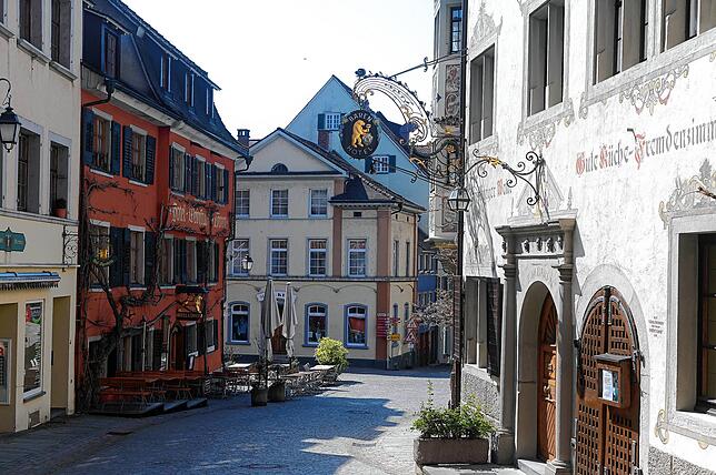 Samstagnachmittag, Sonnenschein, Schulferien: Ein ungewöhnliches Bild für Meersburgs Altstadt, die unter diesen Umständen normalerweise ...