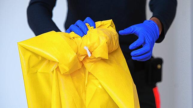 Hygienevorführung beim Deutschen Roten Kreuz: Das Ausziehen der kontaminierten Kleidung bedarf Konzentration: Der Schutzanzug wird mit ...
